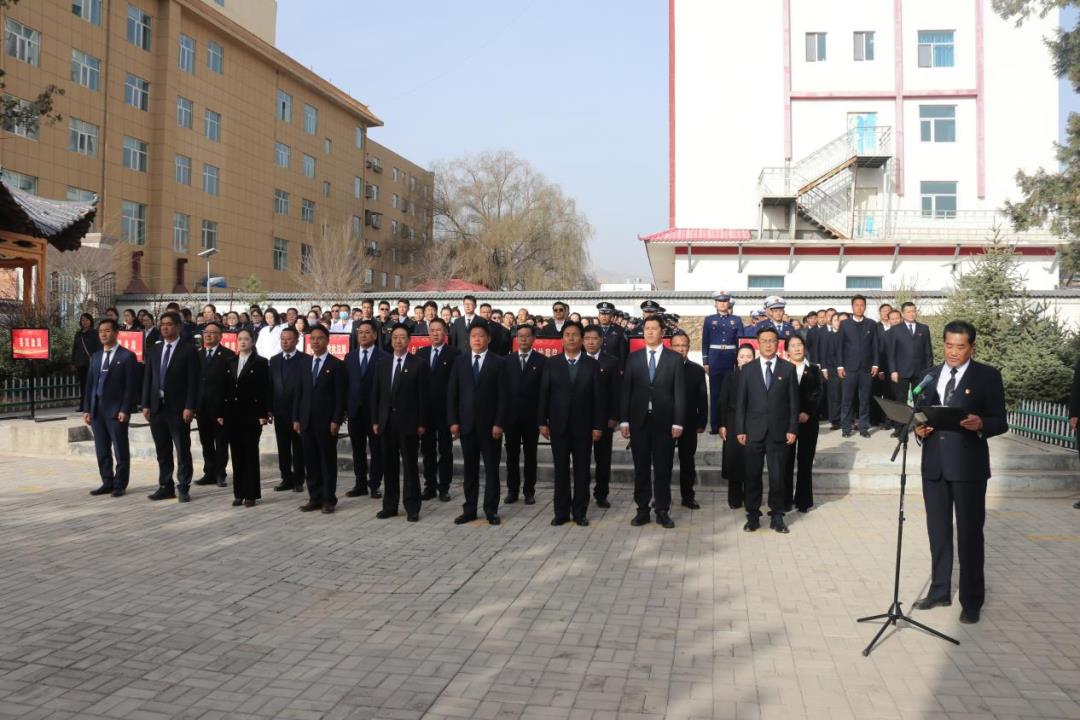 緬懷革命先烈　賡續(xù)紅色血脈　——尖扎縣舉行“賡續(xù)·2025·清明祭英烈”掃墓活動(dòng)